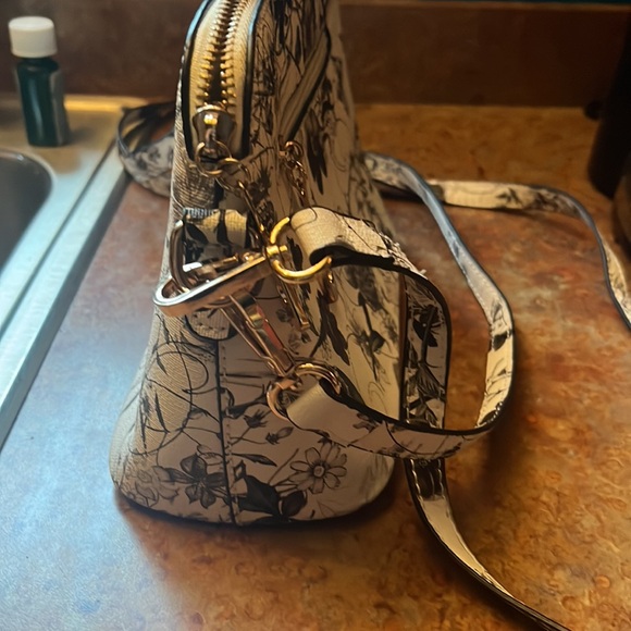 Cute as a button black and white purse! - Picture 3 of 10